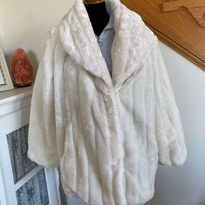 Gorgeous Winter White NWOT Faux Fur A. Richards
